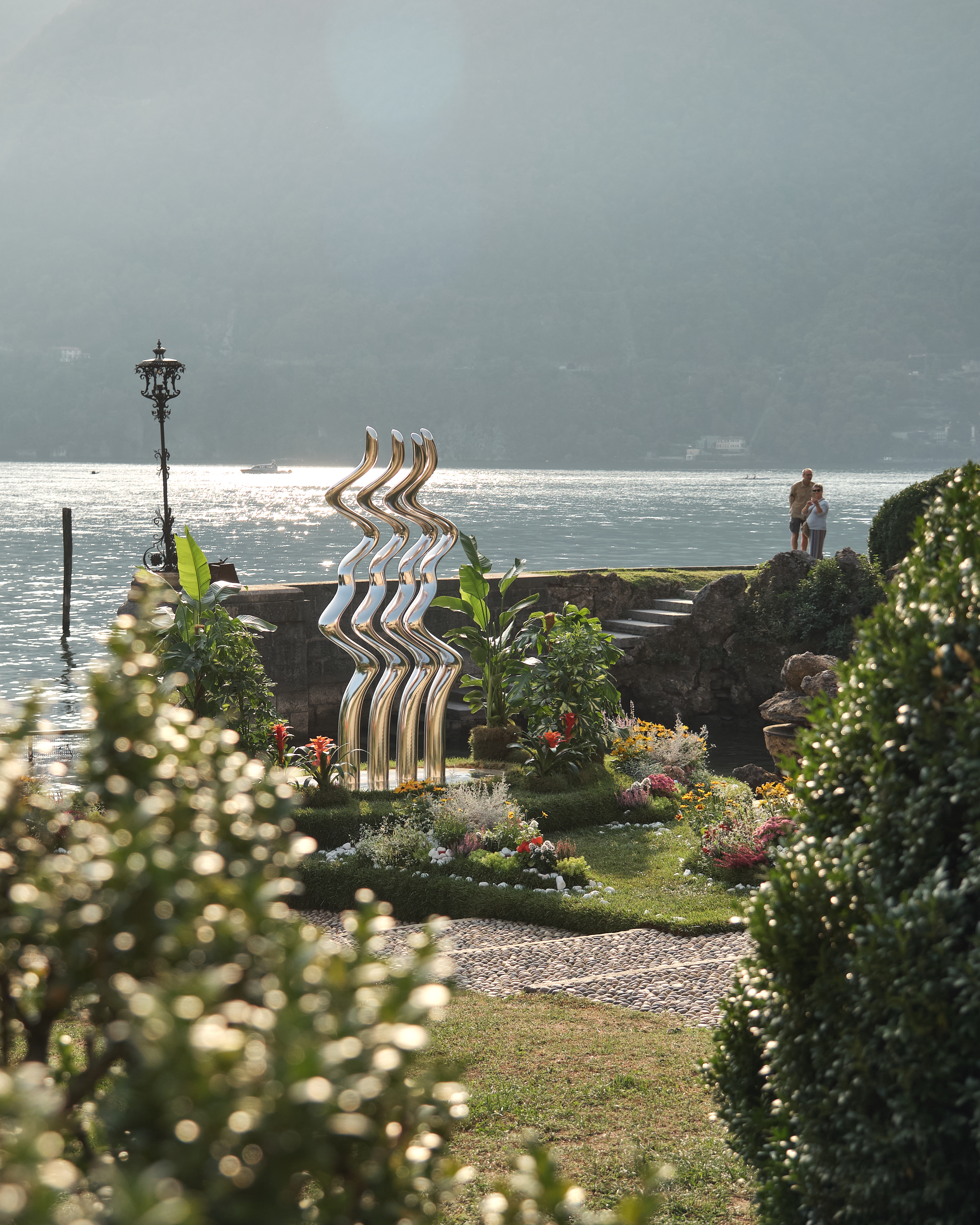 Installazione di forme specchianti nel giardino sul lago di Como